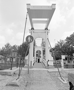 884273 Gezicht op de gerestaureerde ophaalbrug over de Oude Sluis te Vreeswijk (gemeente Nieuwegein).